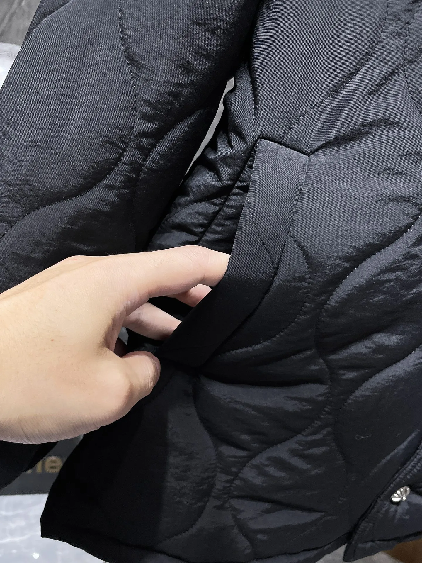 P416 Chrome Hearts 🍁Winter cotton jacket series🍁 25ss Crow Heavy Industry Cross Leather Label Lapel Embroidered Cotton Jacket Available at counters simultaneously❤ The highest version series on the market Customized version of windproof pure cotton jacket fabric Filled with high-density high-elastic down cotton inside Highly warm, fluffy and soft, extremely resilient Lightweight and fashionable ✨✨ Slim fit and not bloated Recommended color: black Code number: S, M, L, XL